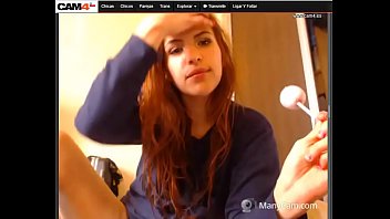 video 彼女は彼女のお尻にボトルを置きます sex