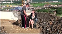 video симпатичная молодая блондинка занимается сексом втроем с двумя парнями на стройке sex