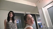 video очаровательная пижамная вечеринка девушекподростков и одна из девушек в очках трахнута в киску подругой с дилдо со sex