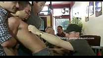 video ゲイの男は縛られて屈辱を与えられます sex