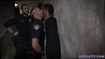 video 巨大な太いコックの映画とゲイのセクシーな裸の警察を持つ男性の警官 sex