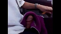 video キャビーは女性の乗客をフェッチしながら手コキ sex