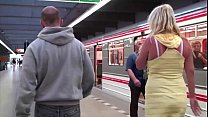video горячая блондинка с большими сиськами публичный секс в поезде метро порево групповушка оргия sex