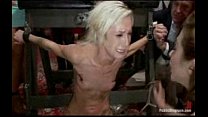 video 縛られ目隠しされザッピングされ複数のコックを吸うように作られ指で触れられ小柄に犯された sex