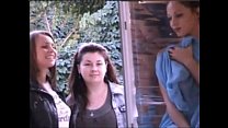 video девушка голая в окне пока люди проходят хахаха sex