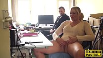video трахнутая в глотку английская птичка трахает себя пальцами sex