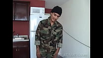 video 彼のペニスで遊んでいるラテン系のゲイの兵士 sex