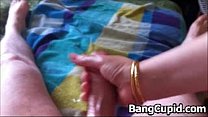 video 巨乳のぽっちゃり主婦が手コキをする sex