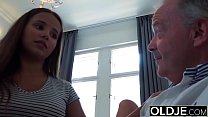 video старые молодые тинка с большими сиськами дрочит сиськами и получает камшот на лицо от дедушки в постели sex