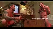 video старик ударил его торс доминирующим мужчиной и трахнул его в задницу sex