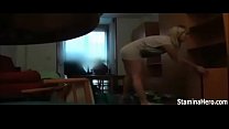 video она вызывает полицейского и трахает его перед шпионской камерой sex