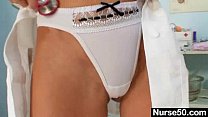 video スキニー熟女シニアナースはgynochairで彼女の猫をおもちゃにします sex