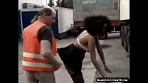 video черная проститутка скачет на зрелом водителе грузовика на улице sex