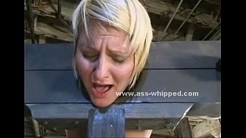 video блондинка связана в средневековом устройстве sex