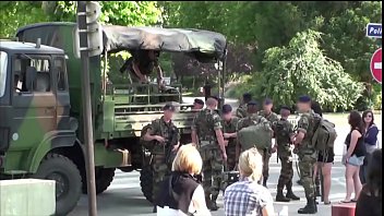 video симпатичную девушку трахают 2 парня в знаменитом переулке sex