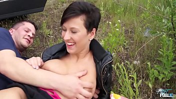 video грязная шлюшка с короткими волосами скачет на члене уродливого фейкового агента на публике sex