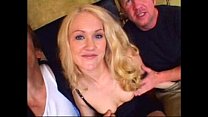 video 輪姦ジェイミー2人の男とイギリスのブロンド sex
