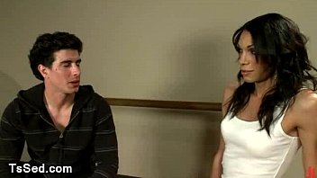 video ブルネットのトラニーはディックを吸ってジムで足コキをします sex