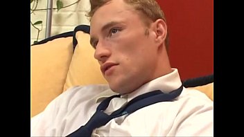 video 筋肉質のスタッドホットコンドームをつけないクソ sex