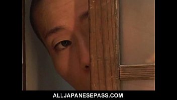 video ゴージャスな日本のクーガーナナナミは彼女のセクシーな体を石鹸で洗う sex