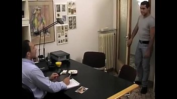 video горячий мускулистый парень трахается ради работы sex