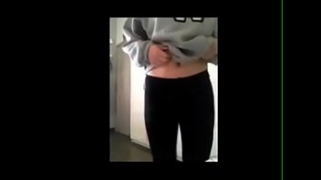 video молодая блондинкатинка с удивительным телом мастурбирует своим дезодорантом sex