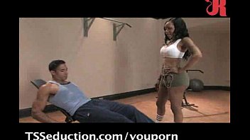 video горячая трансвеститка трахает би любопытного мужика в спортзале sex