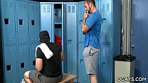 video зрелые геи развлекаются в раздевалке sex