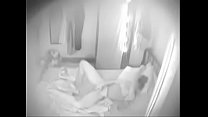 video девочки дези трахают пальцами шпионскую камеру установленную ее братьями она перебирает себя около 2 минут с sex