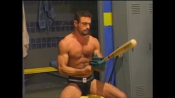 video 更衣室で若い鋲に尻で犯されたエッチなコーチ sex