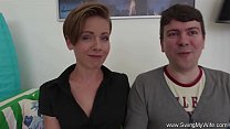 video свингерская домохозяйка обожает трахаться с незнакомцами sex