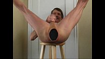 video 馬のサイズの肛門は巨大なバットプラグのために広く伸びます sex