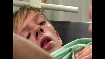 video 患者は彼のコックが医者によって吸われることを切望します sex