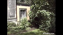 video сумасшедшая шлюшка писает на публике от pisswiz sex