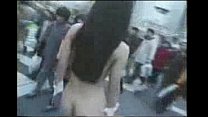 video クレイジーなアジアの女の子が人前で裸で歩く sex