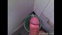 video кончаю в мусорное ведро в общественном туалете sex