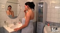 video девушка с большими натуральными сиськами трахается в душе sex