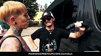 video bums bus татуированная немецкая леди извращенная кошка занимается горячим сексом в пробке sex