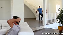 video крошечная милфамачеха и пасынок трахаются во время футбольного матча sex