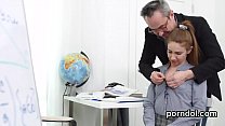video сладкую школьницу соблазнил и трахнул ее старший школьный учитель sex