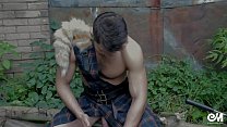 video симпатичный парень без рубашки в шотландском килте играет с членом после тяжелой работы sex
