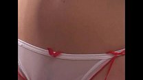 video ジュリアはドアのそばで自分の資産を披露します sex