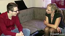 video мама помогает пасынку и дает ему его первый трах sex