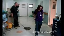 video 管理人はいたずらな医者によって彼のコックを磨かれます sex