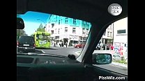 video ふしだらな女のブルネットは小便し彼女の濡れたファック sex