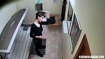 video сексуальная девушка с короткой стрижкой перед скрытой камерой sex