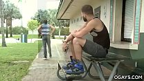 video волосатый чувак с огромным членом трахает своего друга sex