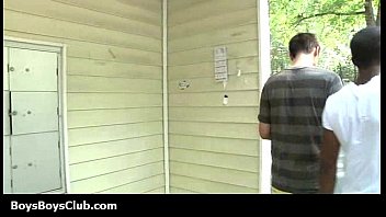 video ソファで3人の男におもちゃで犯されたロープおっぱいで縛られた彼女の腕の脚を取得している女の子 sex