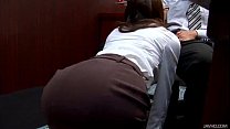 video オフィス痴女いぶきがひざまずいて上司に濡れフェラ sex
