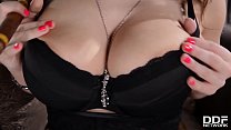 video v показывает нам как грудастая роскошная крошка мастурбирует sex